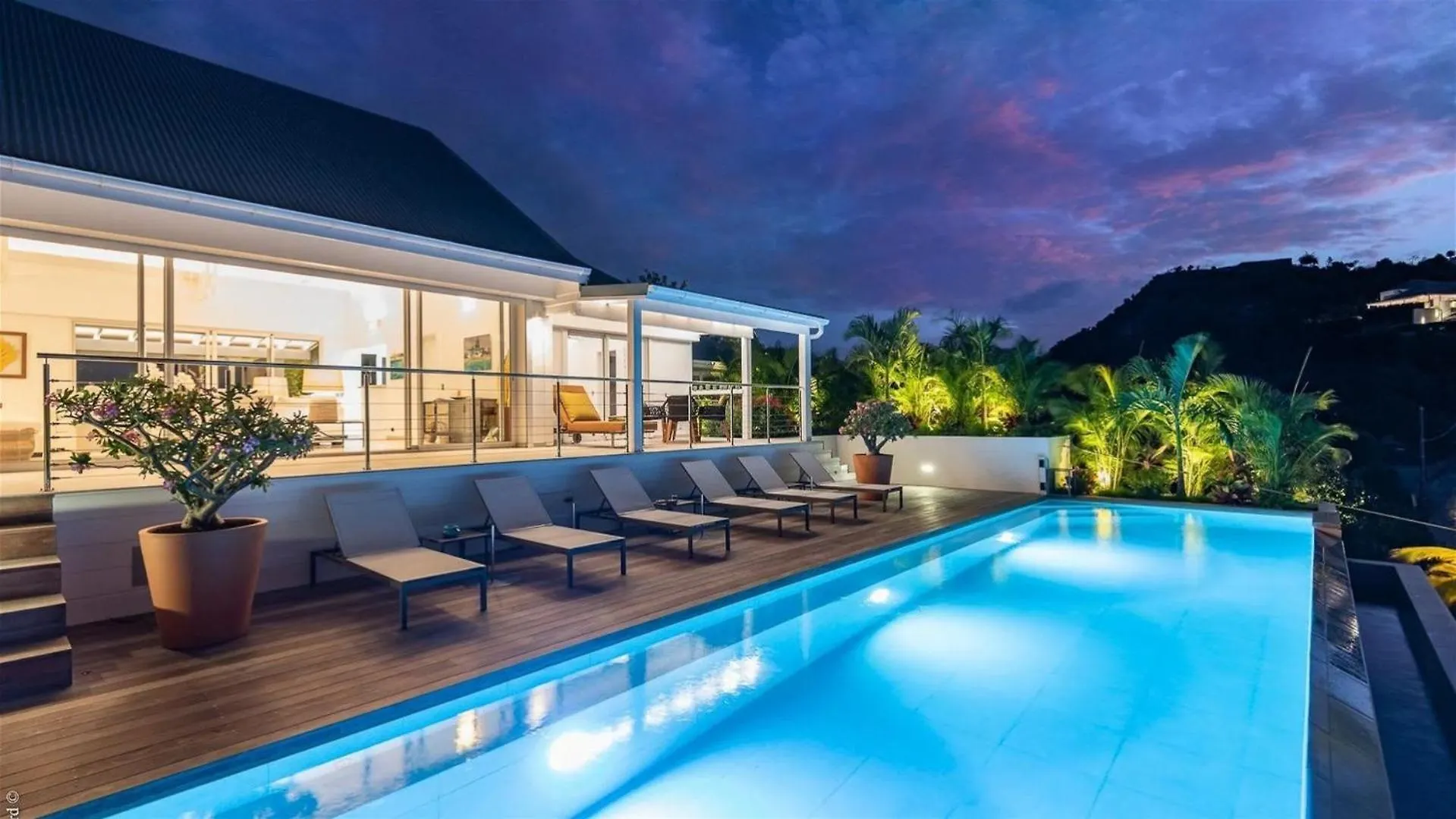 Extraordinary 4BR Hillside Villa in Saint-jean غوستافي