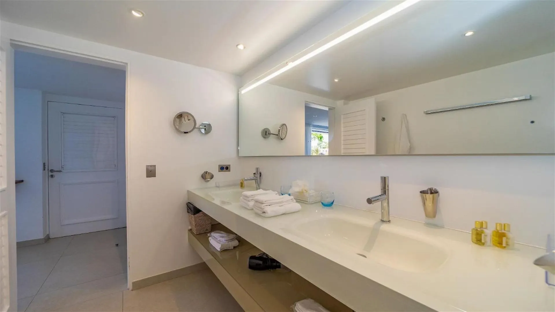 Extraordinary 4BR Hillside Villa in Saint-jean غوستافي