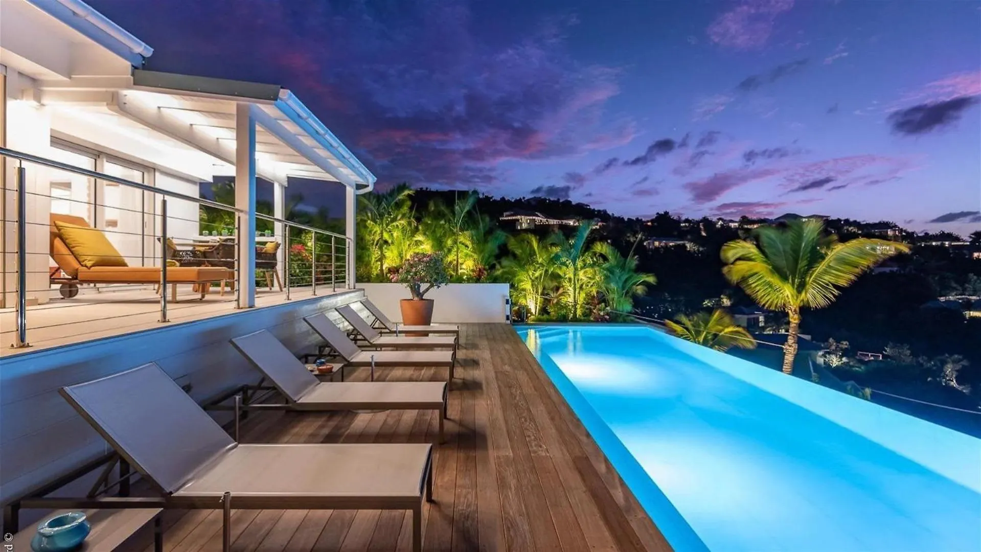 Extraordinary 4BR Hillside Villa in Saint-jean غوستافي