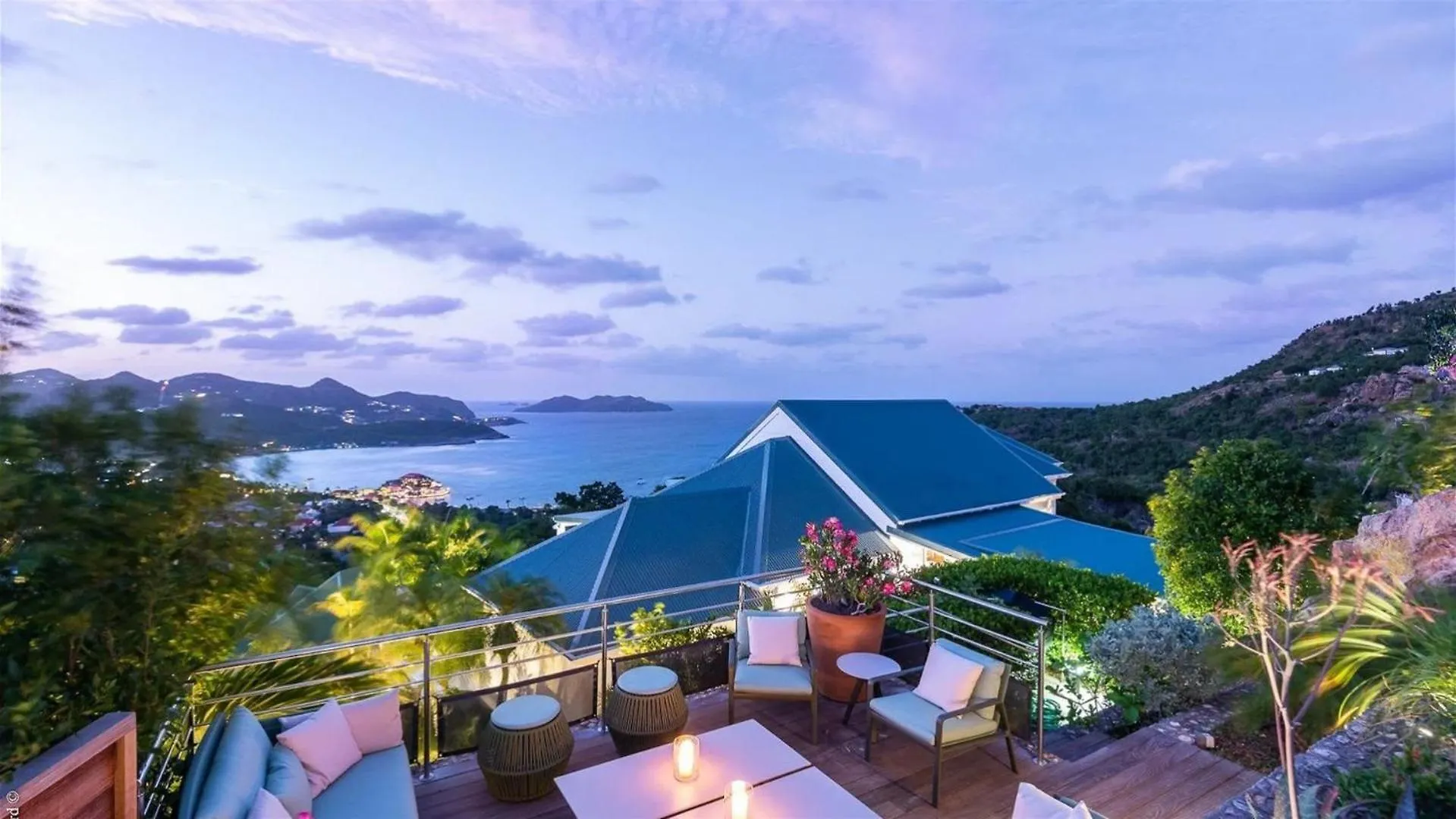 Extraordinary 4BR Hillside Villa in Saint-jean غوستافي