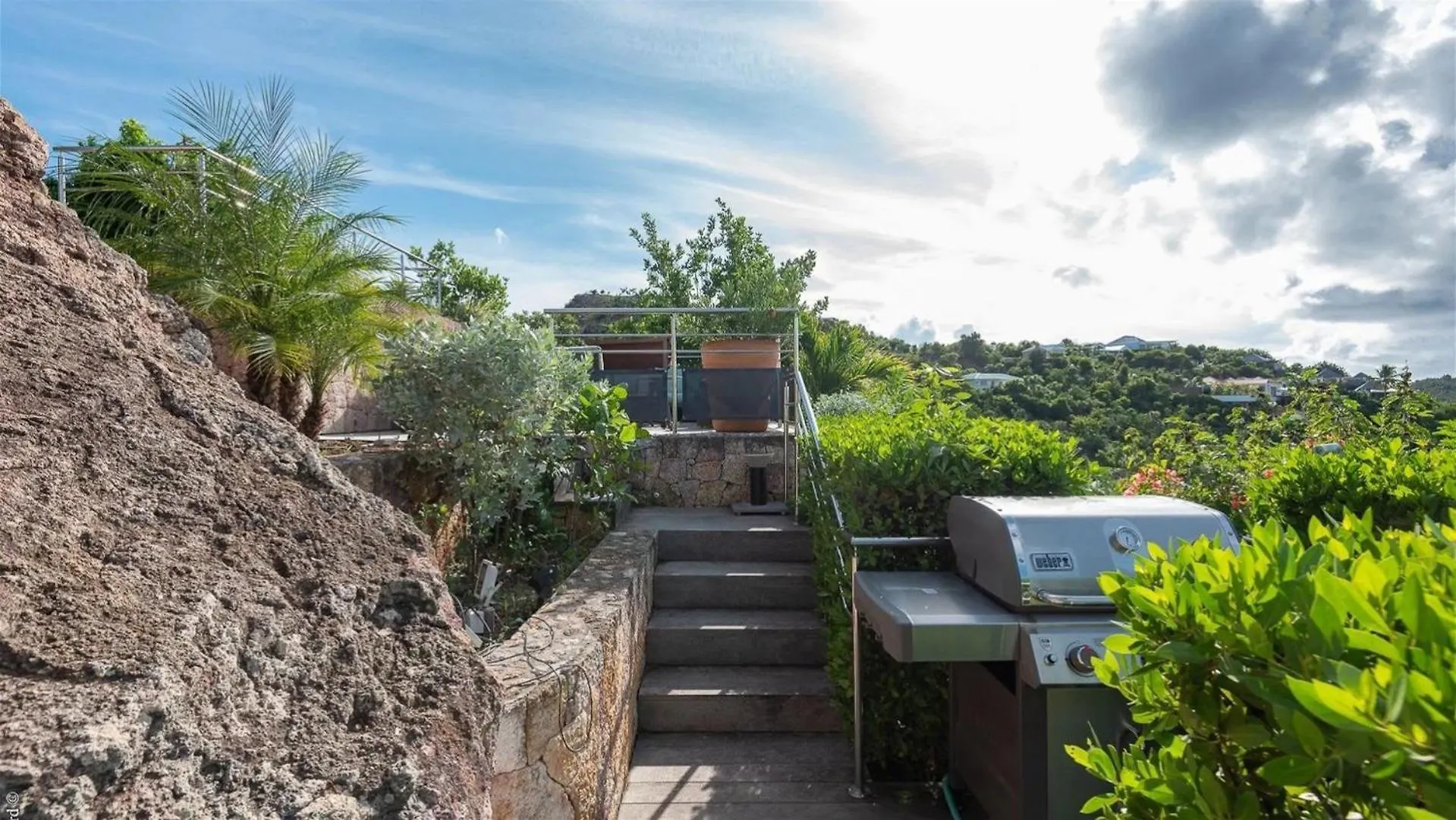 Extraordinary 4BR Hillside Villa in Saint-jean غوستافي