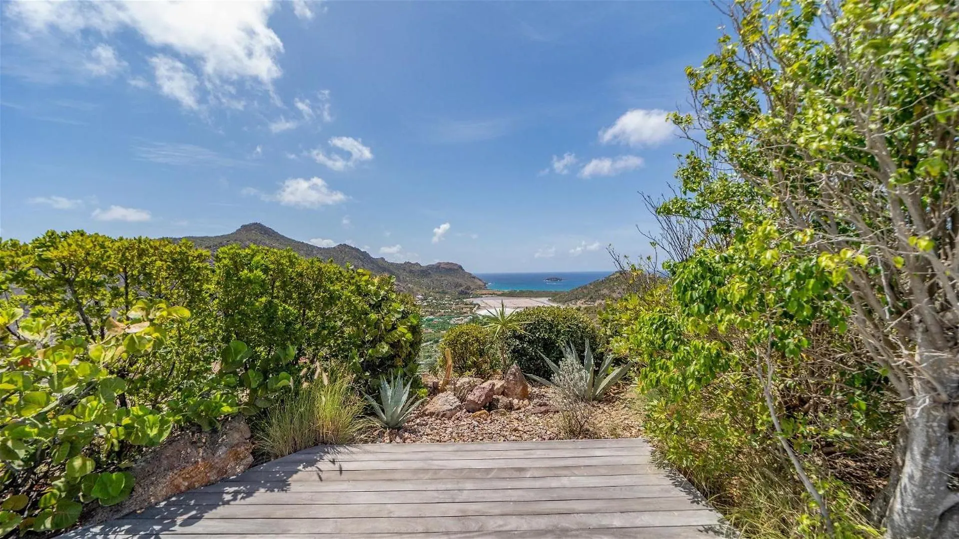Extraordinary 4BR Hillside Villa in Saint-jean غوستافي