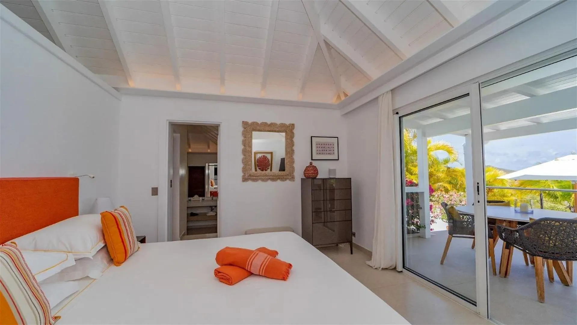 Extraordinary 4BR Hillside Villa in Saint-jean غوستافي