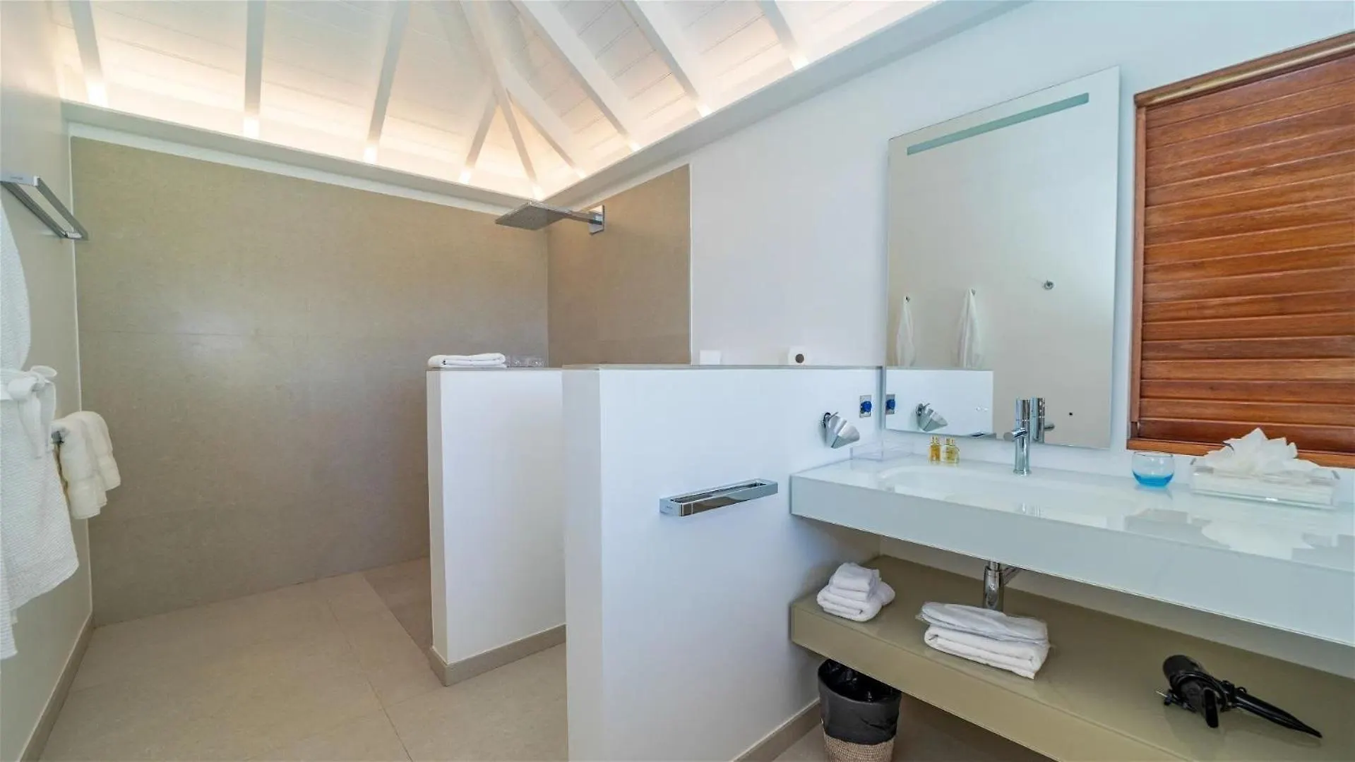 Extraordinary 4BR Hillside Villa in Saint-jean غوستافي