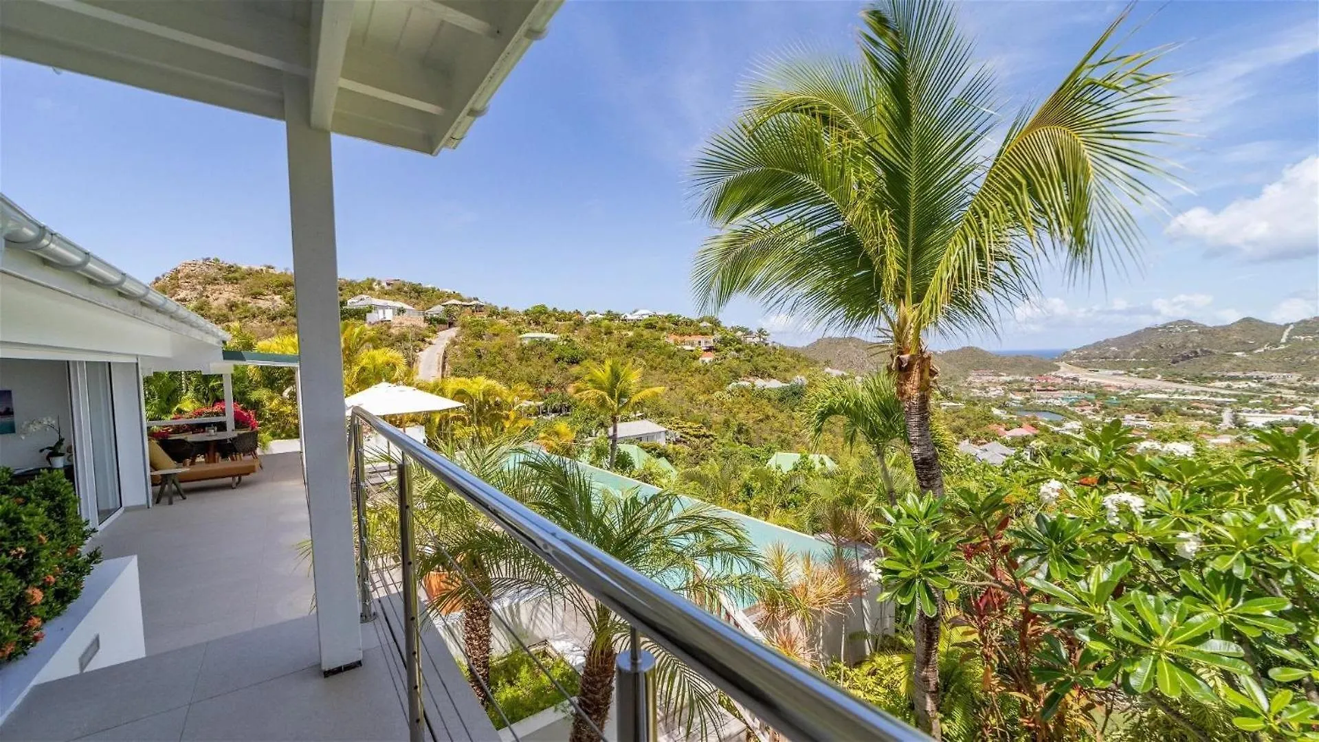 Extraordinary 4BR Hillside Villa in Saint-jean غوستافي