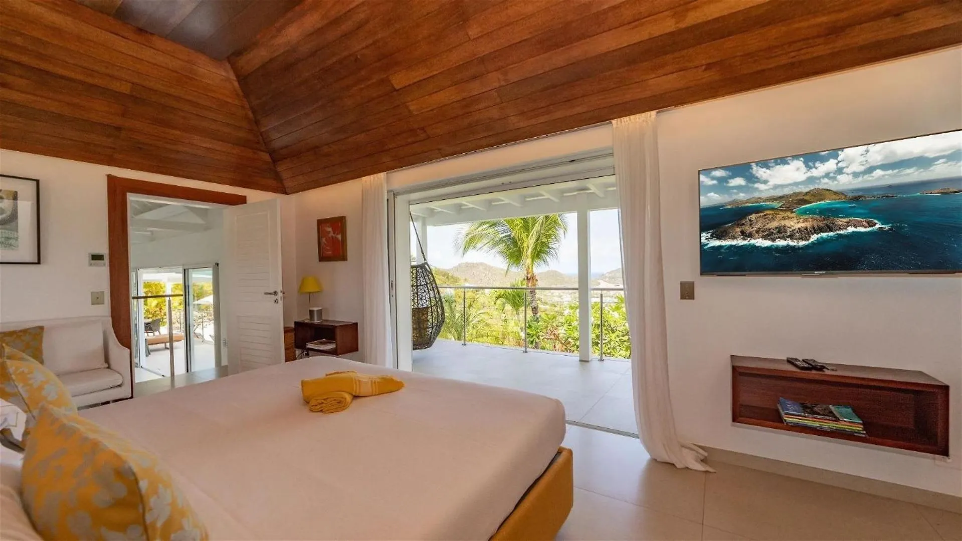 Extraordinary 4BR Hillside Villa in Saint-jean غوستافي