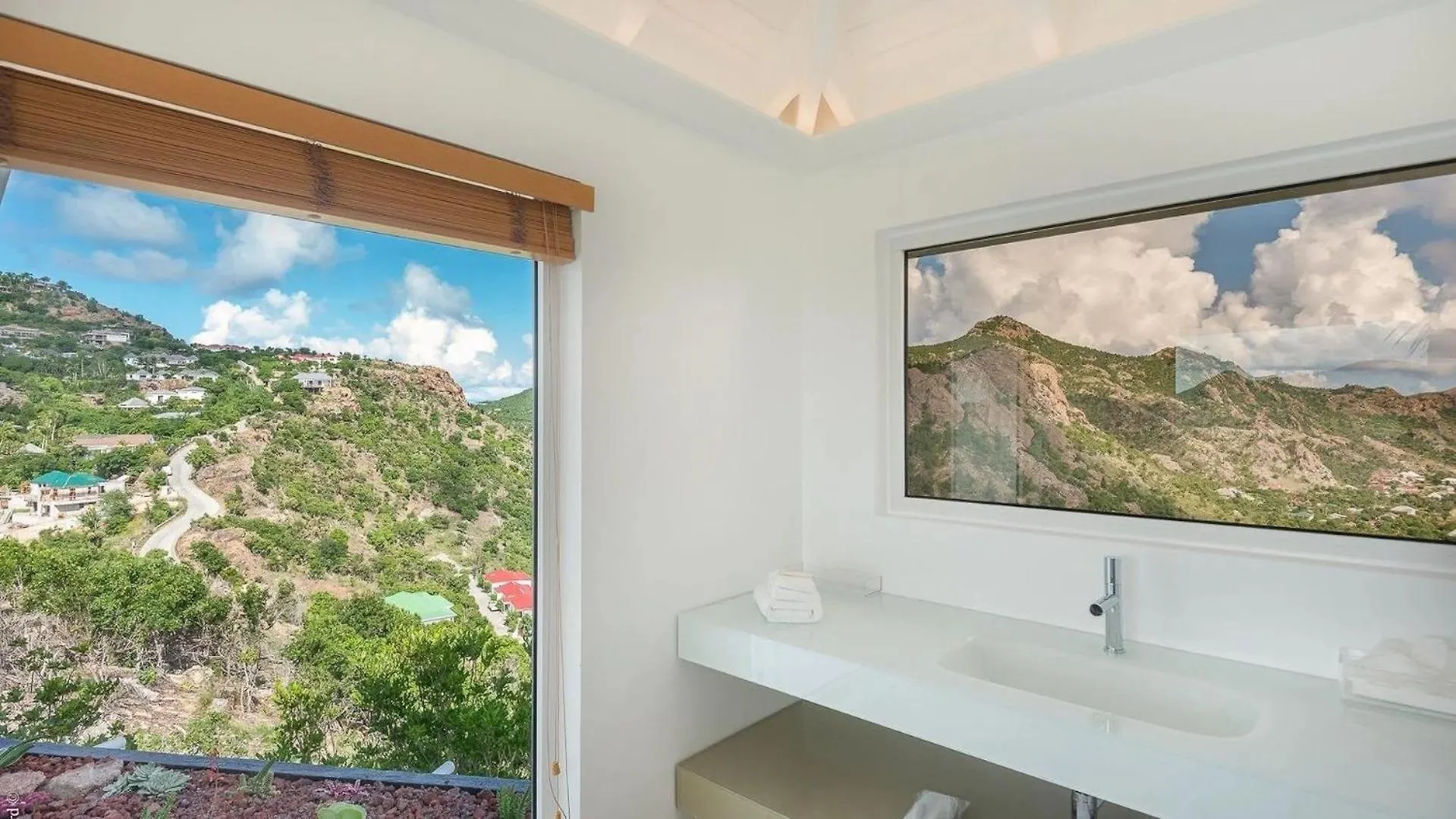 Extraordinary 4BR Hillside Villa in Saint-jean غوستافي 0*,