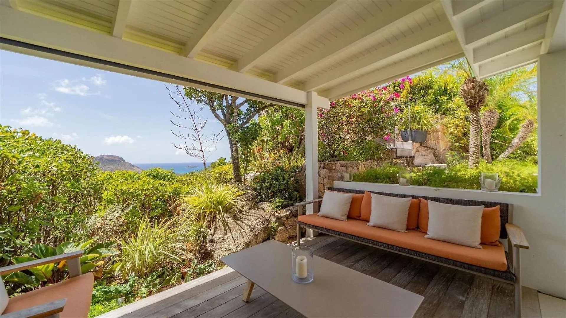 Extraordinary 4BR Hillside Villa in Saint-jean غوستافي