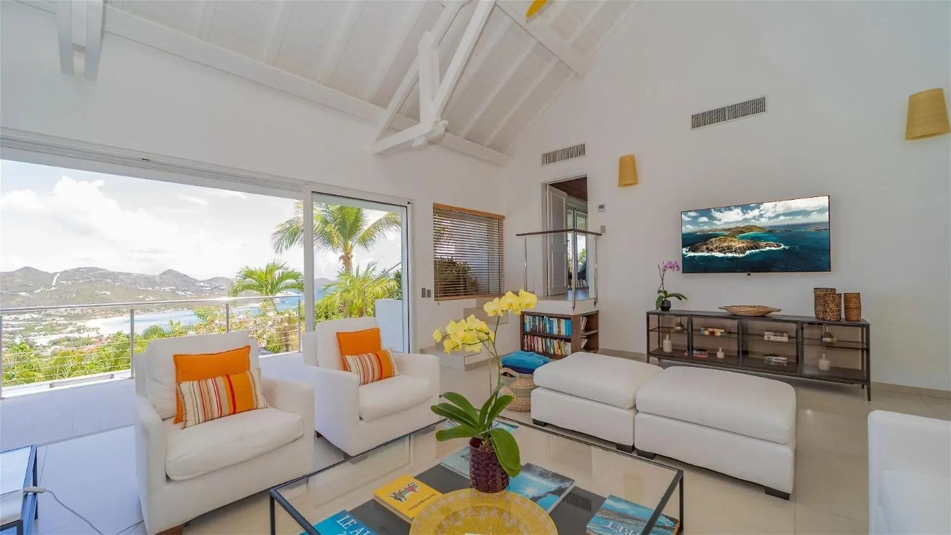Extraordinary 4BR Hillside Villa in Saint-jean غوستافي