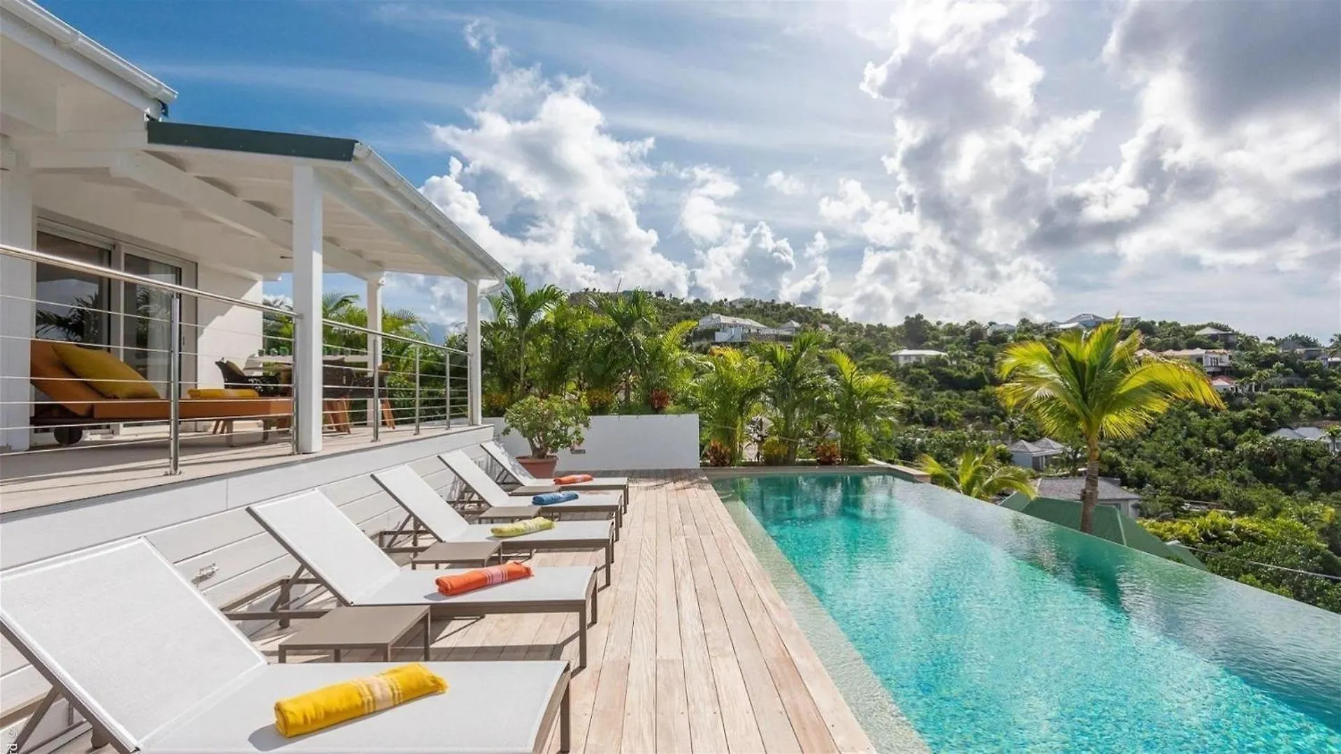 Extraordinary 4BR Hillside Villa in Saint-jean غوستافي