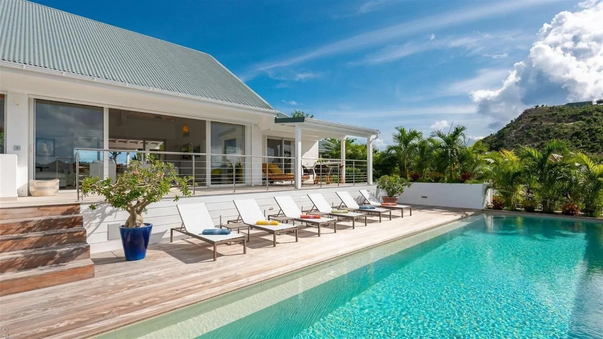 Extraordinary 4BR Hillside Villa in Saint-jean غوستافي